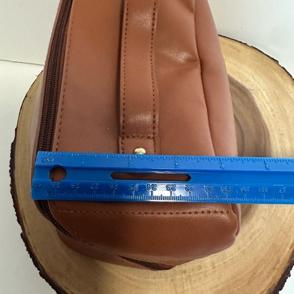 Brown Leather Toiletry Bag with Handle and Zipper - Picture 5 of 16